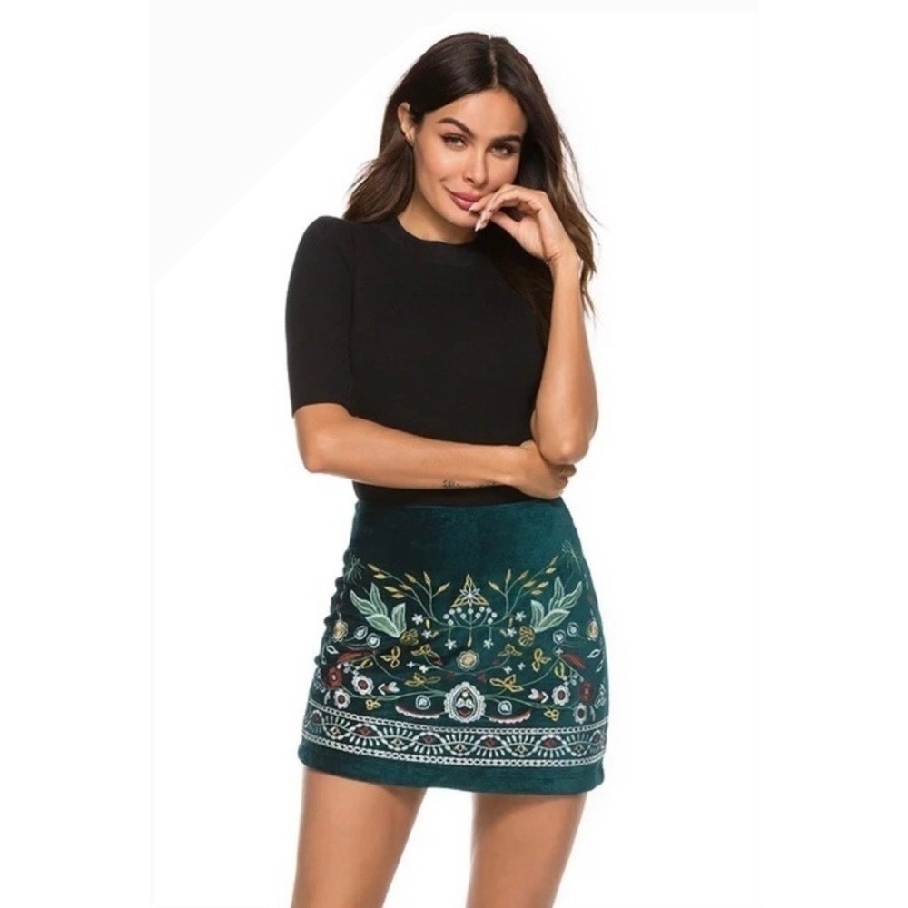 Simplee Dark Green Corduroy Floral Embroidered Mini Skirt Size L Boho Festival